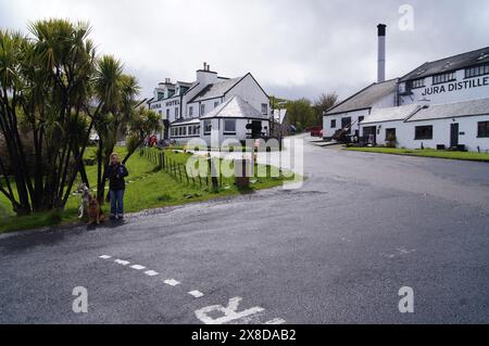 Hotel e distilleria di whisky sull'isola Ebridea di Giura, Craighouse, Scozia, Regno Unito Foto Stock