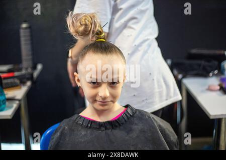 lo stylist fa i capelli di una ragazza prima di partecipare a un torneo di ballo in sala da ballo Foto Stock