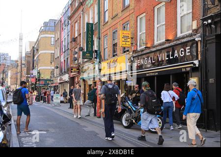 L'area colorata e vibrante di Banglatown o Brick Lane, la domenica giorno del mercato, all'inizio dell'estate, nella zona est di Londra, Regno Unito Foto Stock