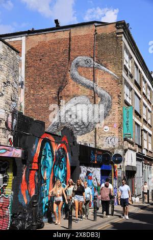 ROA, l'artista di strada belga, dipinse una gru, sacra per Bengalis, proprio nel cuore della loro comunità a Brick Lane, a est di Londra, Regno Unito Foto Stock