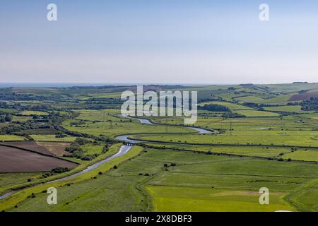 Una vista dal Monte Caburn vicino a Lewes nel Sussex, con il fiume Ouse che scorre attraverso la campagna Foto Stock