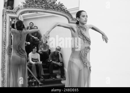 I ballerini della compagnia italiana Aterballetto si esibiscono durante la presentazione di "Italia Danza" alla Royal Collections Gallery di Madrid. 24 maggio, Foto Stock