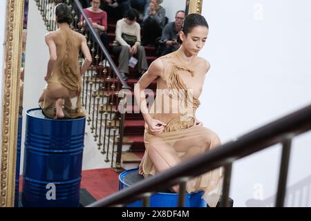 I ballerini della compagnia italiana Aterballetto si esibiscono durante la presentazione di "Italia Danza" alla Royal Collections Gallery di Madrid. 24 maggio, Foto Stock