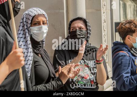 Le autorità hanno rotto il campo che i manifestanti hanno istituito questo giovedì mattina; le forze dell'ordine hanno avuto alcuni scontri con i manifestanti e non sono stati segnalati arresti. Gli agenti del Los Angeles Police Department (LAPD) hanno sollevato il campo di manifestanti pro-palestinesi che era stato istituito questo giovedì mattina nel campus dell'Università della California, Los Angeles (UCLA). Dalle 8:00 di questo giovedì, un gruppo di manifestanti ha iniziato a erigere barricate nel cortile di Kerckhoff, vicino a Moore Hall, che ha bloccato l'accesso a una sezione del campus, e che è stato sorvegliato da diverse persone che indossavano un luminoso c Foto Stock