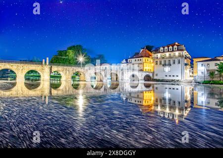 Ponte de Trajano si riflette sul fiume Tamega a Chaves, Portogallo. Foto Stock