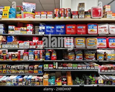 Kiel, Germania - 23.maggio 2024: Diversi prodotti del tabacco di varie marche in vendita in un supermercato tedesco Foto Stock