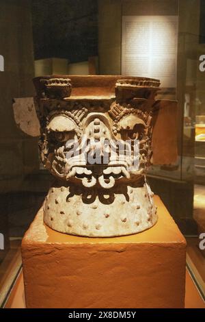 Tlaloc, Dio azteco della pioggia e della fertilità, braciere di pietra, con lacrime per il legame con la pioggia. Da Tenochtitlan, la civiltà azteca, XV secolo, Messico. Foto Stock