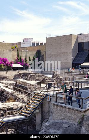 I visitatori delle rovine di Tenochtitlan, la città azteca del XV secolo su cui è costruita città del Messico, sono esposti al Templo Mayor Museum di città del Messico Foto Stock