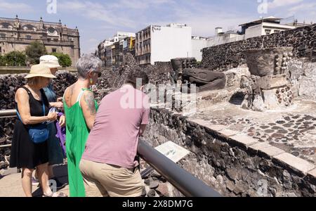 Turisti alle rovine di Tenochtitlan, la città azteca del XV secolo su cui è costruita città del Messico, esposti al Templo Mayor Museum di città del Messico Foto Stock