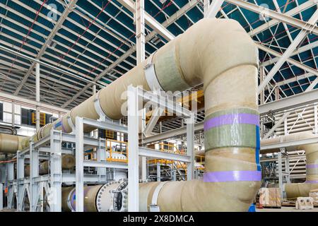 Tubi dell'acqua e pompe in un impianto di desalinizzazione a osmosi inversa. Foto Stock