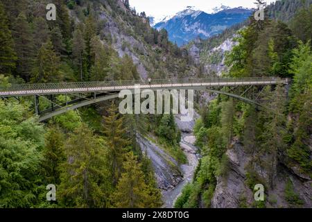 Vista sul Versamer Tobelbruecke lungo il Rheinschlucht Foto Stock