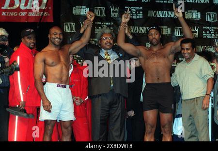 11 MARZO 1999 - 31213WW 03/11/99.EVANDR HOLYFIELD VS. LENNOX LEWIS. PESATE AL MADISON SQUARE GARDEN DI NEW YORK. EVANDER HOLYFIELD, DON KING E LENNOX LEWIS. WALTER WEISSMAN/ 1999 crediti: WALTER WEISSMAN/ZUMA Wire/Alamy Live News Foto Stock