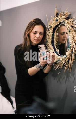 Tirana, Albania - 17 maggio 2024: Parrucchiere al lavoro in un salone. Riprese 4K di alta qualità Foto Stock