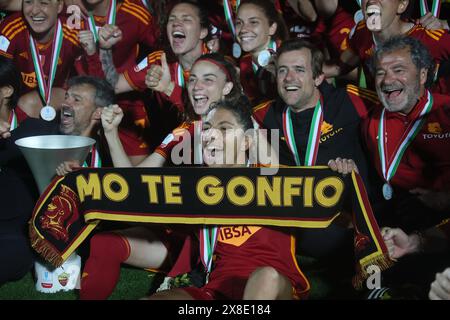 Cesena, Italia. 25 maggio 2024. La squadra femminile della Roma festeggia la vittoria della finale della Frecciarossa Women's Italian Cup 2023/2024 tra Roma e Fiorentina femminile allo stadio Dino Manuzzi di Cesena, Italia settentrionale, venerdì 24 maggio, 2024. sport - calcio - (foto Michele Nucci credito: LaPresse/Alamy Live News Foto Stock