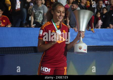 Cesena, Italia. 25 maggio 2024. La squadra femminile della Roma festeggia la vittoria della finale della Frecciarossa Women's Italian Cup 2023/2024 tra Roma e Fiorentina femminile allo stadio Dino Manuzzi di Cesena, Italia settentrionale, venerdì 24 maggio, 2024. sport - calcio - (foto Michele Nucci credito: LaPresse/Alamy Live News Foto Stock