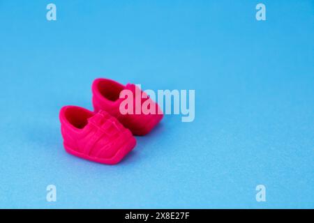 Sneakers in plastica rosa, moda in un giocattolo Foto Stock