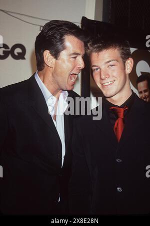 K20247WW: IL GQ MAN OF THE YEAR AWARDS. AL BEACON THEATER DI NEW YORK CITY 10/26/2000.PIERCE BROSNAN E SON SEAN. WALTER WEISSMAN/ 2000 (immagine di credito: © WALTER WEISSMAN/ZUMA Wire) SOLO PER USO EDITORIALE! Non per USO commerciale! Foto Stock