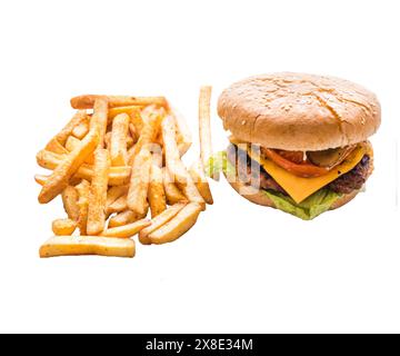 Classico cheeseburger con patatine fritte e sottaceti. Formaggio, pomodori, cipolle. Lattuga, senape e ketchup isolati su fondo bianco . fresco e gustoso Foto Stock