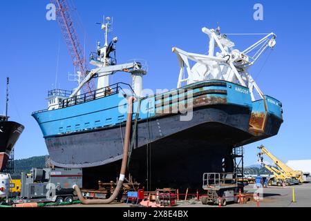 Anacortes, Washington, USA - 10 maggio 2024; peschereccio F/V Argosy con porto di origine Kodiak Alaska a poppa fuori dall'acqua presso Dakota Creek Industries Foto Stock