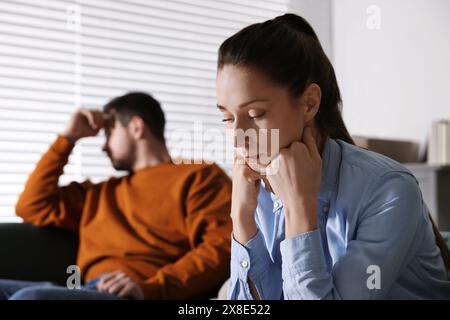 Coppia offesa che si ignorano a vicenda dopo litigi al chiuso, attenzione selettiva. Problemi di relazione Foto Stock