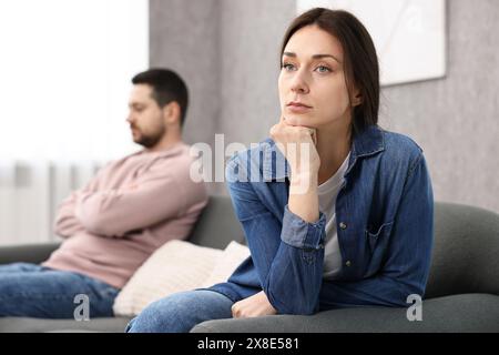 Coppia offesa che si ignorano a vicenda dopo litigi al chiuso, attenzione selettiva. Problemi di relazione Foto Stock