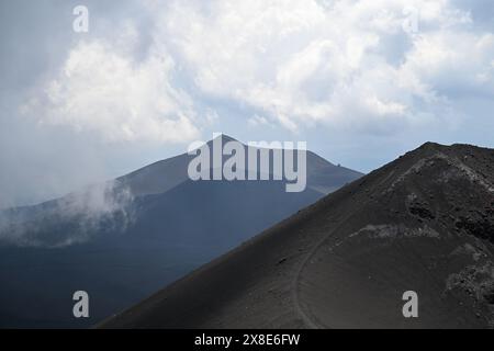 Etna, Sicilia - il vulcano attivo più alto d'Europa 3329 m in Italia. Ampia vista panoramica del vulcano attivo Etna, crateri estinti sul pendio, t Foto Stock