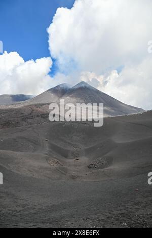 Etna, Sicilia - il vulcano attivo più alto d'Europa 3329 m in Italia. Ampia vista panoramica del vulcano attivo Etna, crateri estinti sul pendio, t Foto Stock