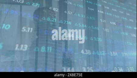Immagine dell'elaborazione dei dati del mercato azionario contro una donna asiatica che guarda fuori dalla finestra in ufficio Foto Stock