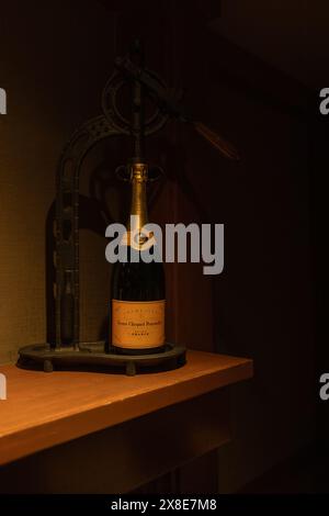 Champagne Veuve Clicquot Ponsardin in portabottiglie vintage, apribottiglie in cantina Foto Stock