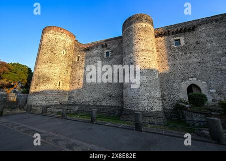 Panorama del Castello Ursino, noto anche come Castello Svevo di Catania, è un castello di Catania, Sicilia, Italia meridionale. Foto Stock