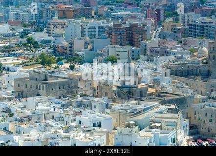 Veduta aerea della Chiesa di Santa Teresa conosciuta anche come Chiesa di Santa Teresa al tramonto a Monopoli - Puglia - Italia Foto Stock