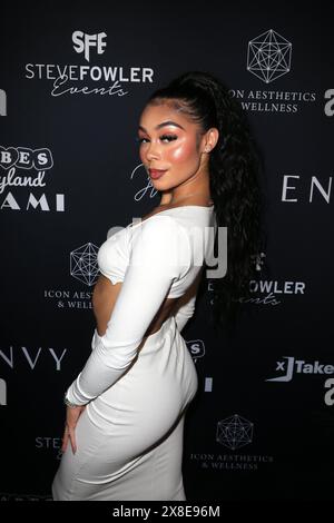 MIAMI, FLORIDA, STATI UNITI - 18 MAGGIO 2024. Sasha Warweg The Babes in Toyland evento benefico per Project Fashion Tails a Hyde Beach. Foto Stock