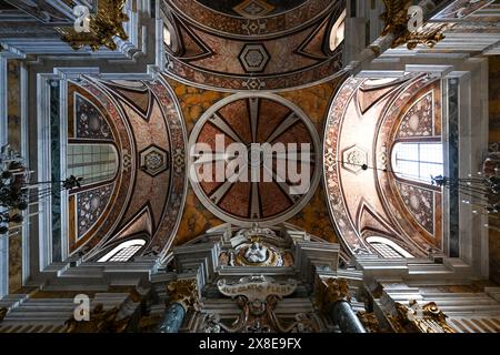 Monopoli, Italia - 13 agosto 2023: Cattedrale Maria Santissima della Madia nel centro storico di Monopoli, Puglia Foto Stock