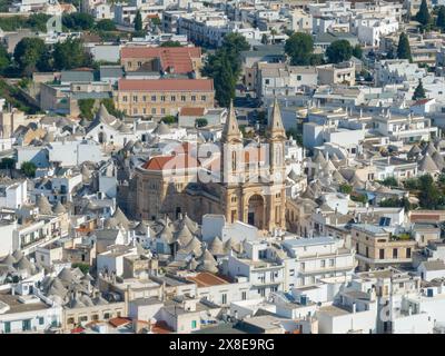 Chiesa madre Basilica Santuario SS Medici Cosma e Damiano (Basilica dei Santi Cosma e Damiano) ad Alberobello, Italia Foto Stock