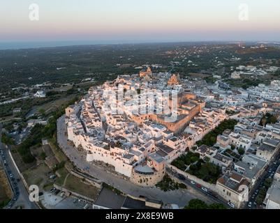 Vista aerea della città bianca di Ostuni in Puglia, Italia al tramonto. Foto Stock