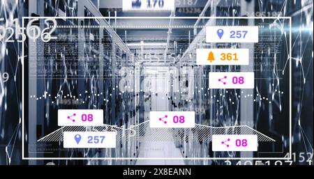 Immagine delle icone dei social media, modifica dei numeri e dell'elaborazione dei dati rispetto alla sala server del computer Foto Stock