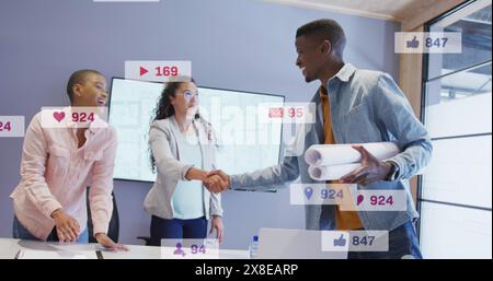 Immagine del cambiamento di numeri e icona nelle barre di notifica, diversi colleghi che stringono la mano Foto Stock
