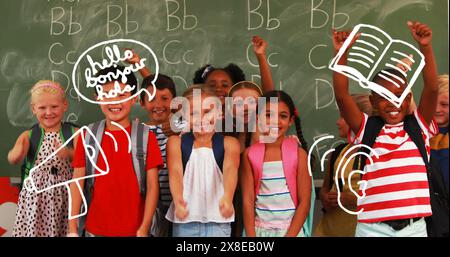 Diversi studenti che tengono libri, sorridono davanti alla lavagna Foto Stock