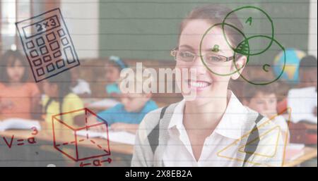 Insegnante caucasico, occhiali e calcolatrice, sorridendo a studenti diversi Foto Stock