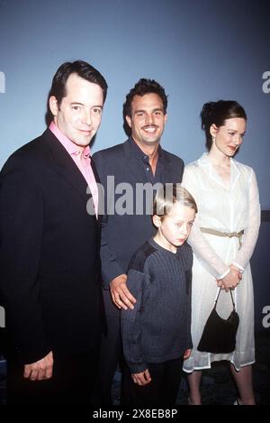 K20306WW: PUOI CONTARE SU ME NY PREM..AL LOEWS VILLAGE THEATER, NYC 11/06/2000.MATTHEW BRODERICK, MARK RUFFALO, RORY CULKIN E LAURA LINNEY. WALTER WEISSMAN/ 2000 (immagine di credito: © WALTER WEISSMAN/ZUMA Wire) SOLO PER USO EDITORIALE! Non per USO commerciale! Foto Stock