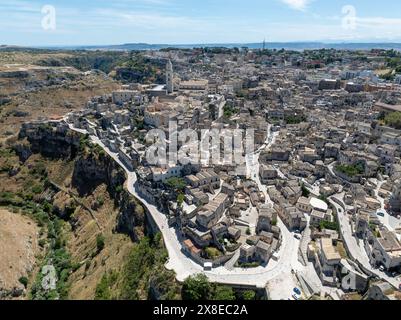 Le scogliere ripide e i canyon e le antiche Madonna de Idris chiesa rupestre nella città di Matera, Italia, nella regione Basilicata. Foto Stock