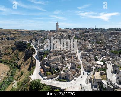 Le scogliere ripide e i canyon e le antiche Madonna de Idris chiesa rupestre nella città di Matera, Italia, nella regione Basilicata. Foto Stock