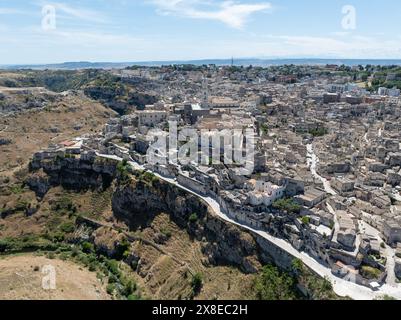 Le scogliere ripide e i canyon e le antiche Madonna de Idris chiesa rupestre nella città di Matera, Italia, nella regione Basilicata. Foto Stock