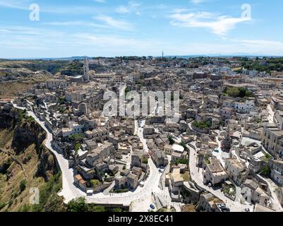 Le scogliere ripide e i canyon e le antiche Madonna de Idris chiesa rupestre nella città di Matera, Italia, nella regione Basilicata. Foto Stock