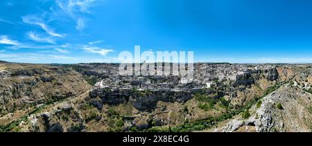 Le scogliere ripide e i canyon e le antiche Madonna de Idris chiesa rupestre nella città di Matera, Italia, nella regione Basilicata. Foto Stock