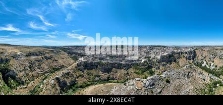 Le scogliere ripide e i canyon e le antiche Madonna de Idris chiesa rupestre nella città di Matera, Italia, nella regione Basilicata. Foto Stock