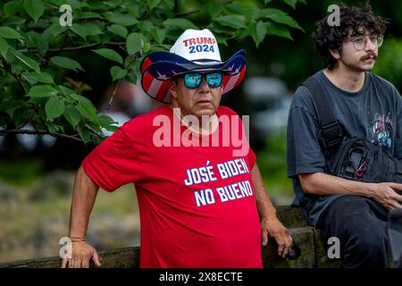 New York, Stati Uniti. 18 maggio 2024. I manifestanti e i sostenitori dell'ex presidente degli Stati Uniti Donald Trump si riuniscono fuori dal luogo del rally di Crotona Park il 23 maggio 2024 nel quartiere Bronx di New York City. La visita di Trump al quartiere blu profondo del Bronx è vista come un modo per entrare in contatto con gli elettori neri e ispanici. La sua visita coincide con la fine del suo processo Hush Money. (Foto di Michael Nigro/Pacific Press) credito: Pacific Press Media Production Corp./Alamy Live News Foto Stock