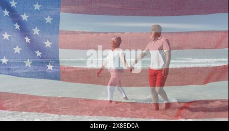 Diverse coppie che si tengono per mano, camminano sulla spiaggia con sfondo blu Foto Stock