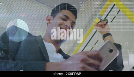 Collega birazziale, smartphone in mano, borsa valori Foto Stock