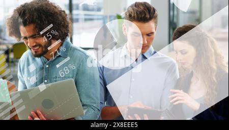 Immagine dell'elaborazione di dati statistici su diversi colleghi che utilizzano dispositivi elettronici in ufficio Foto Stock